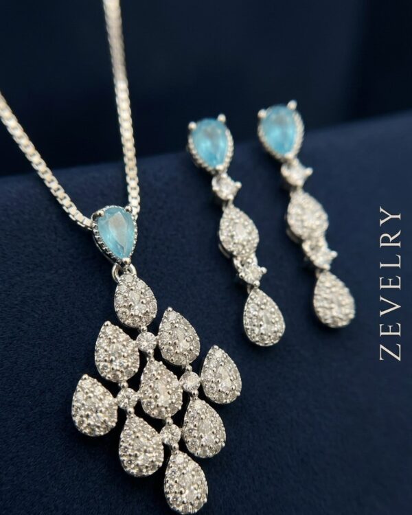 Zevelry Daisy Ocean Pendant Set Close Up Zevelry-Daisy-Ocean-Pendant-Set-Close-Up