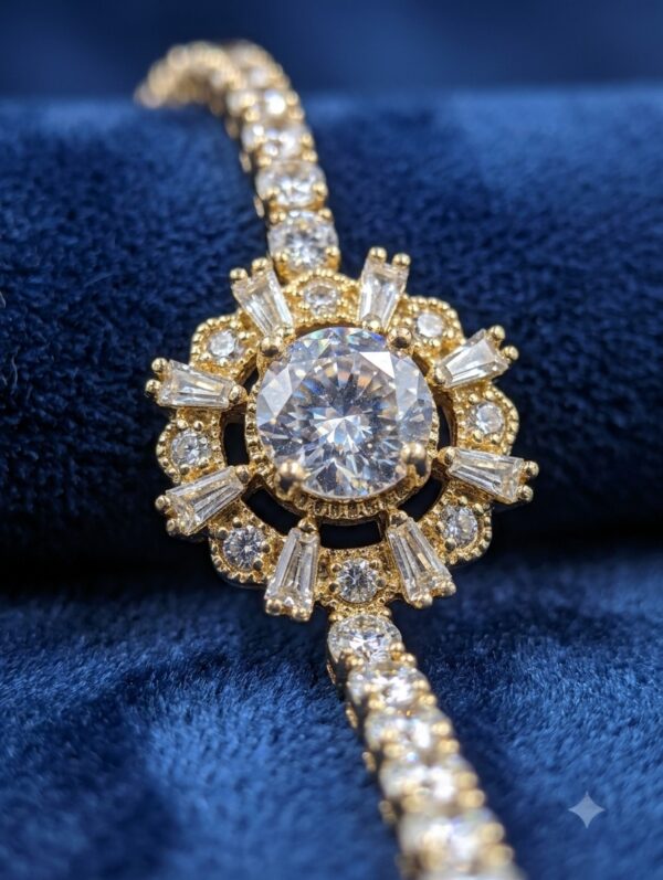 Luxury Gold Zircon Bracelet for Women Elegant Crown Design Bracelet ZEVELRY Close Up Luxury Gold Zircon Bracelet for Women Elegant Crown Design Bracelet ZEVELRY Zoomed